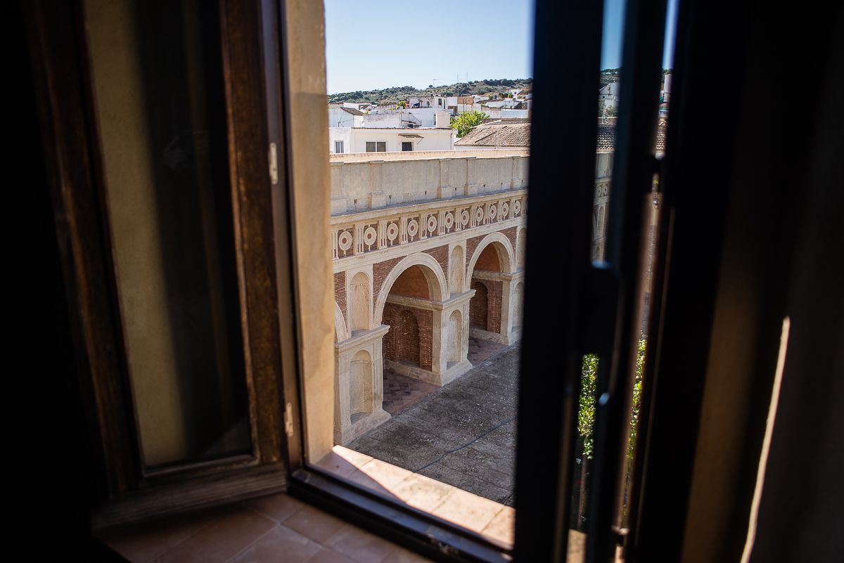 Una mirada privilegiada desde una de las estancias reservadas del impresionante palacio de Bornos.   MANU GARCÍA