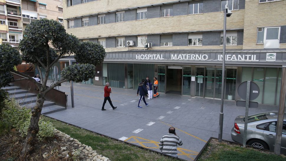 Entrada del Hospital Materno Infantil de Granada. FOTO: AHORAGRANADA.COM.