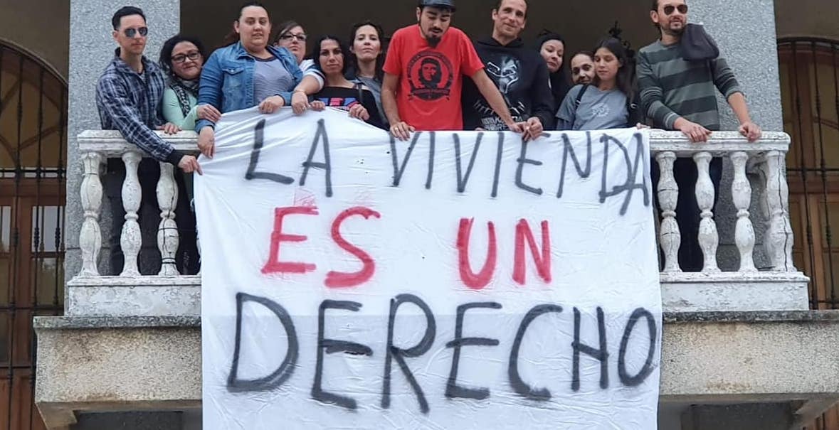 Vecinos de San Juan, durante una protesta contra desahucios.