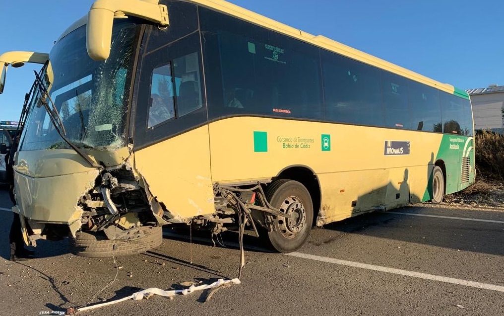 Estado del autobús tras el accidente contra dos turismos en La Barca.