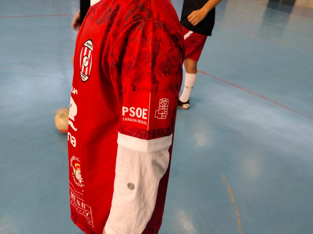 Publicidad del PSOE en la camiseta de un equipo infantil. 