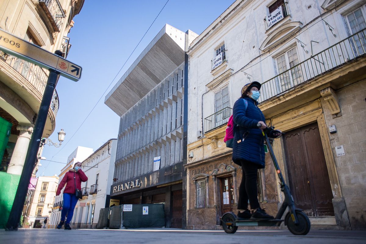 Al fondo de la imagen, el mítico edificio de Rianal, en obras, en una imagen reciente. Al fondo de la imagen, el mítico edificio de Rianal, en obras, en una imagen reciente.