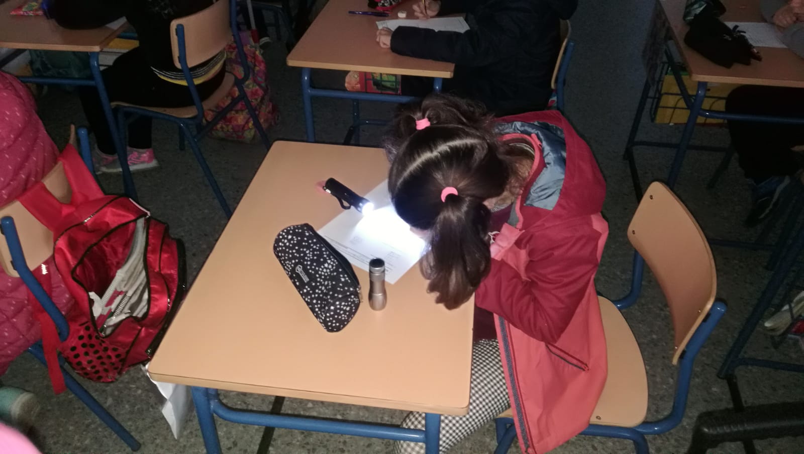 Una alumna haciendo un examen con una linterna. FOTO: CRISTINA HONORATO. 