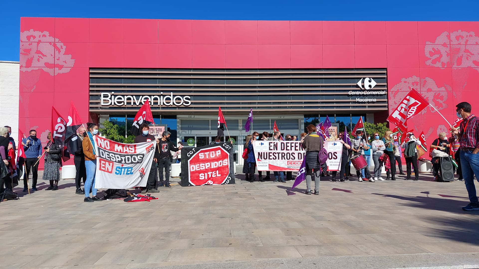 Protesta de trabajadores de Sitel frente a Carrefour.