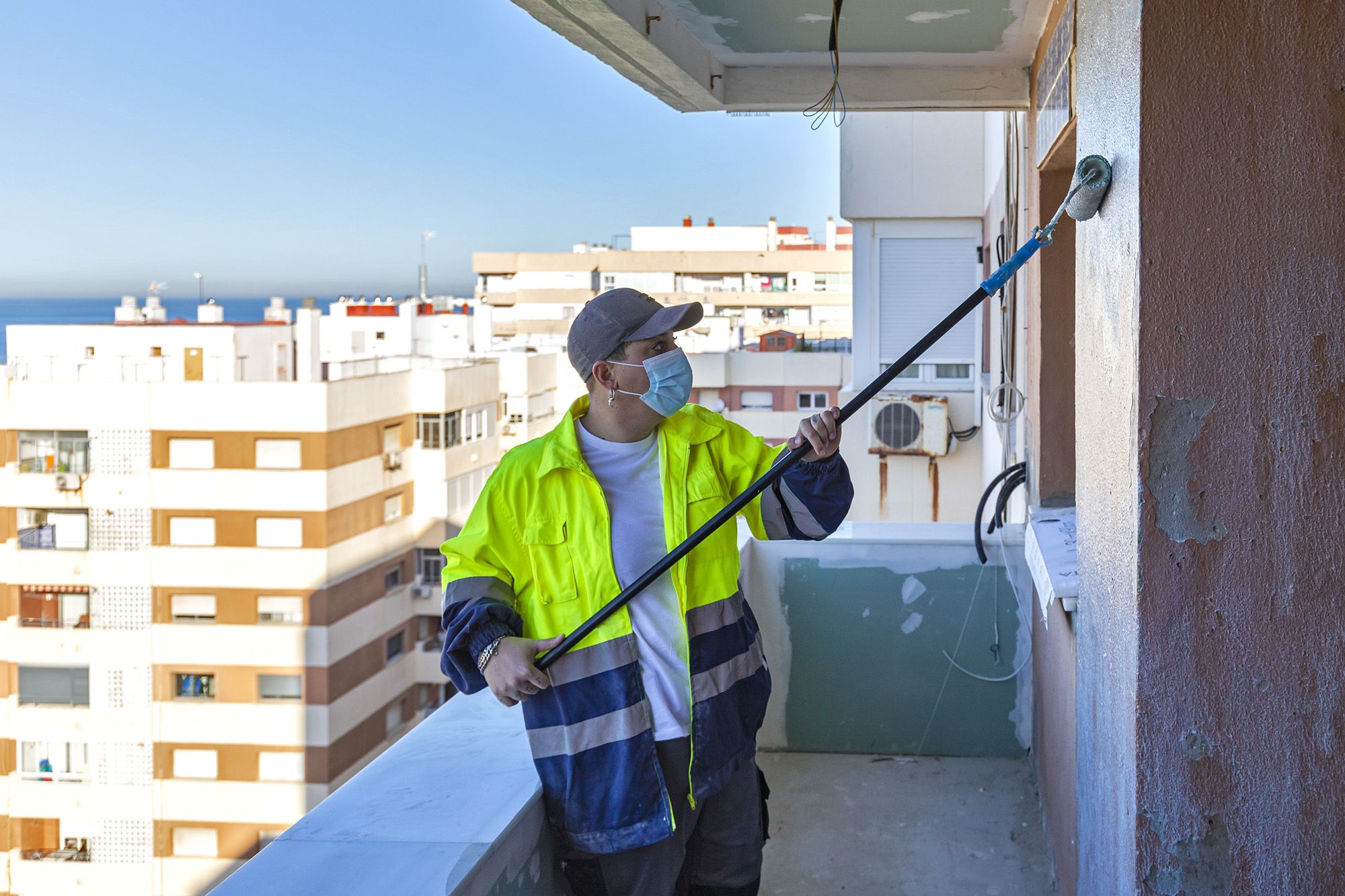 Una empleada de la construcción dando perlita a un piso en Cádiz, en una imagen reciente.