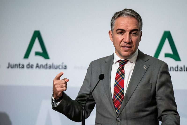 El consejero de la Presidencia, Elías Bendodo, hablando sobre la gestión de Emergencias 112 Andalucía.