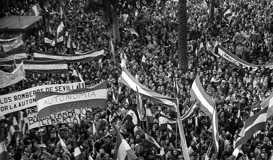 Manifestación en Sevilla el 4D de 1977 con multitud de banderas.   PABLO JULIÁ