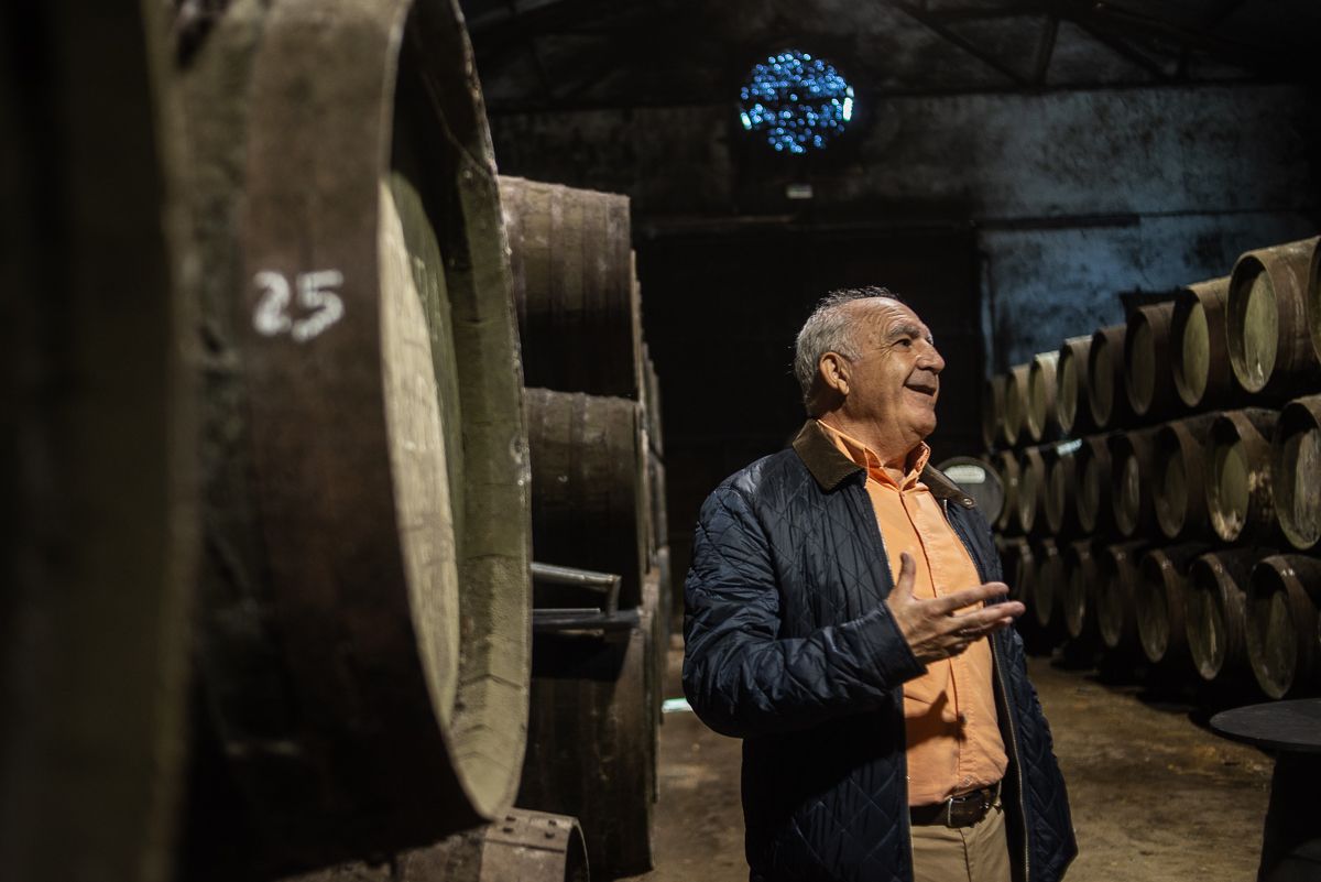 El chiclanero durante la visita a la bodega.