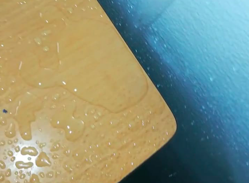 Una mesa de las prefabricadas del IES Almunia mojada, por las goteras. FOTO: LVDS.