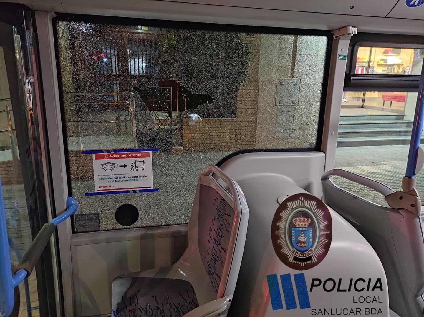Niños de 12 años rompen a pedradas las ventanas de un autobús urbano en Sanlúcar