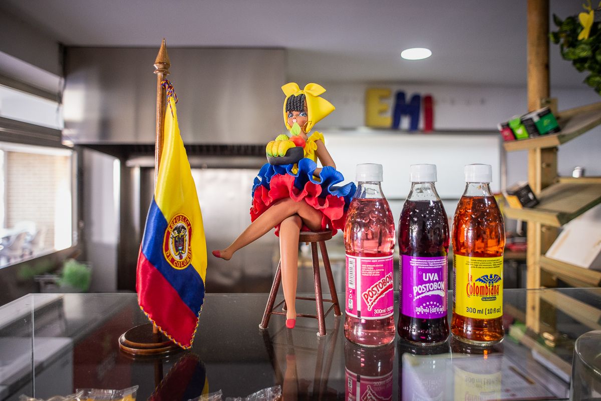 Detalle de la decoración de un bar con comida colombiana en Jerez.