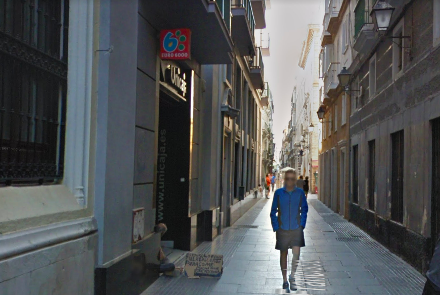 Una persona sin hogar, en la calle San Francisco (Cádiz).