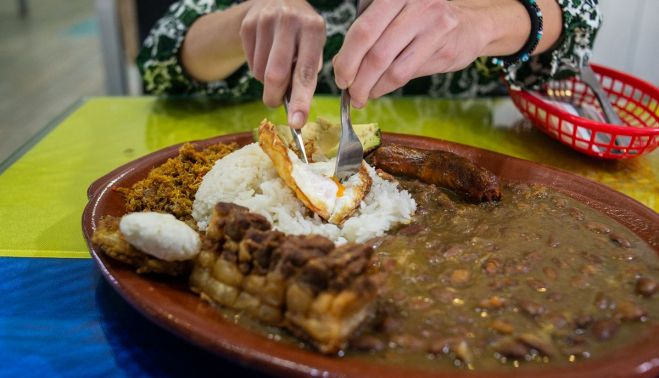 En la carta de Bar Restaurante Sabor Tropical pueden encontrarse todos los platos típicos colombianos.