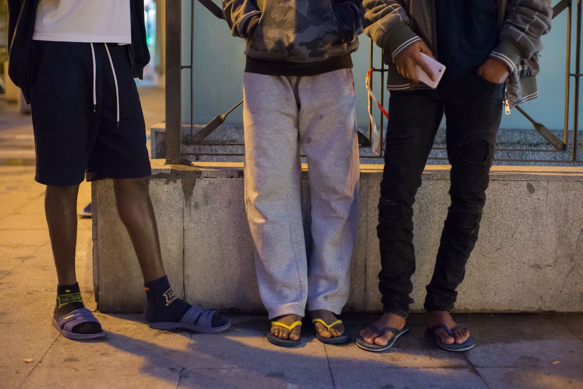 Menores inmigrantes en chanclas por el centro de Jerez. FOTO: MANU GARCÍA. 