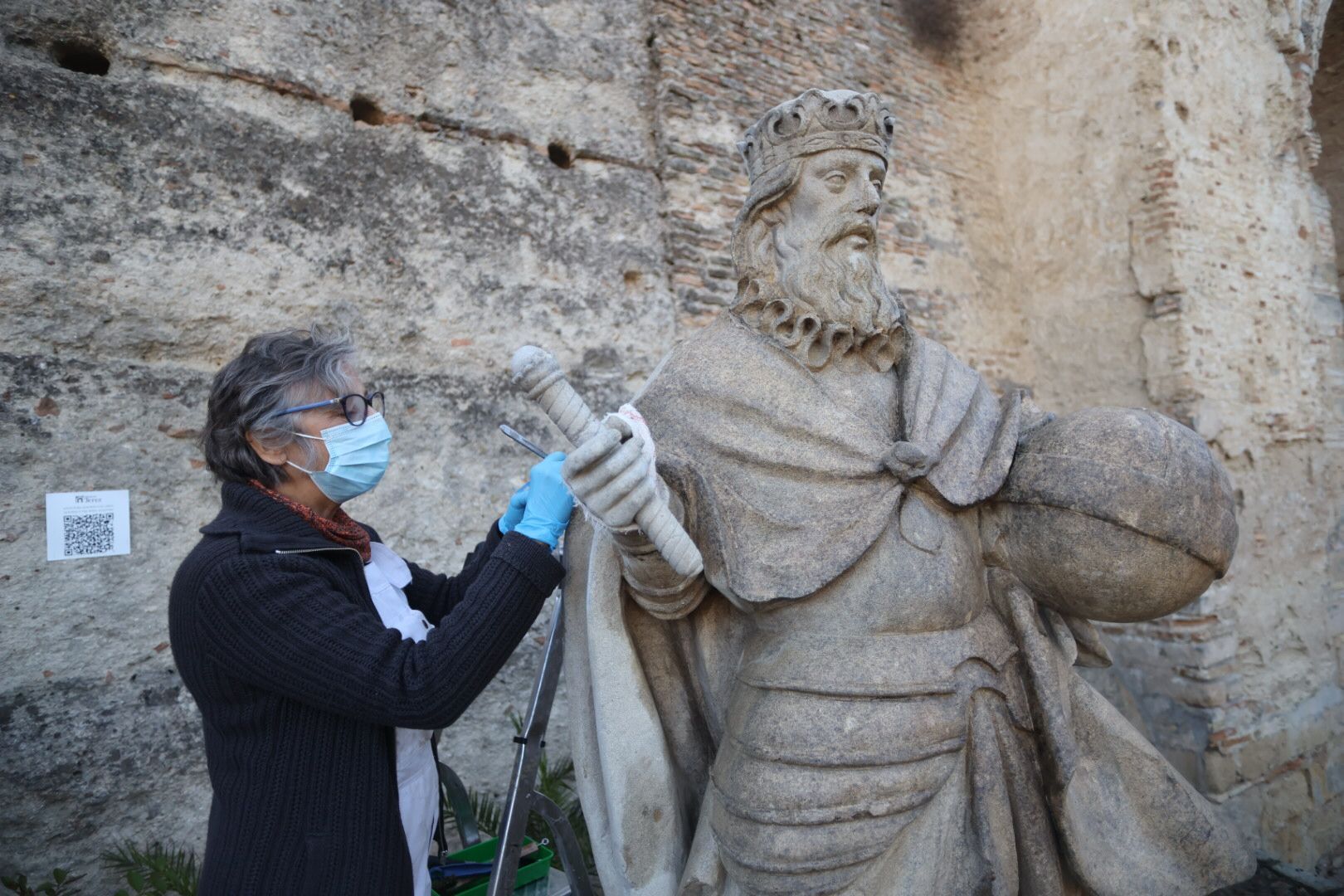 Carmen Martín Mochales, en plena labor de restauración de la escultura dedicada a Alfonso X el Sabio, en el Alcázar de Jerez, en días pasados.