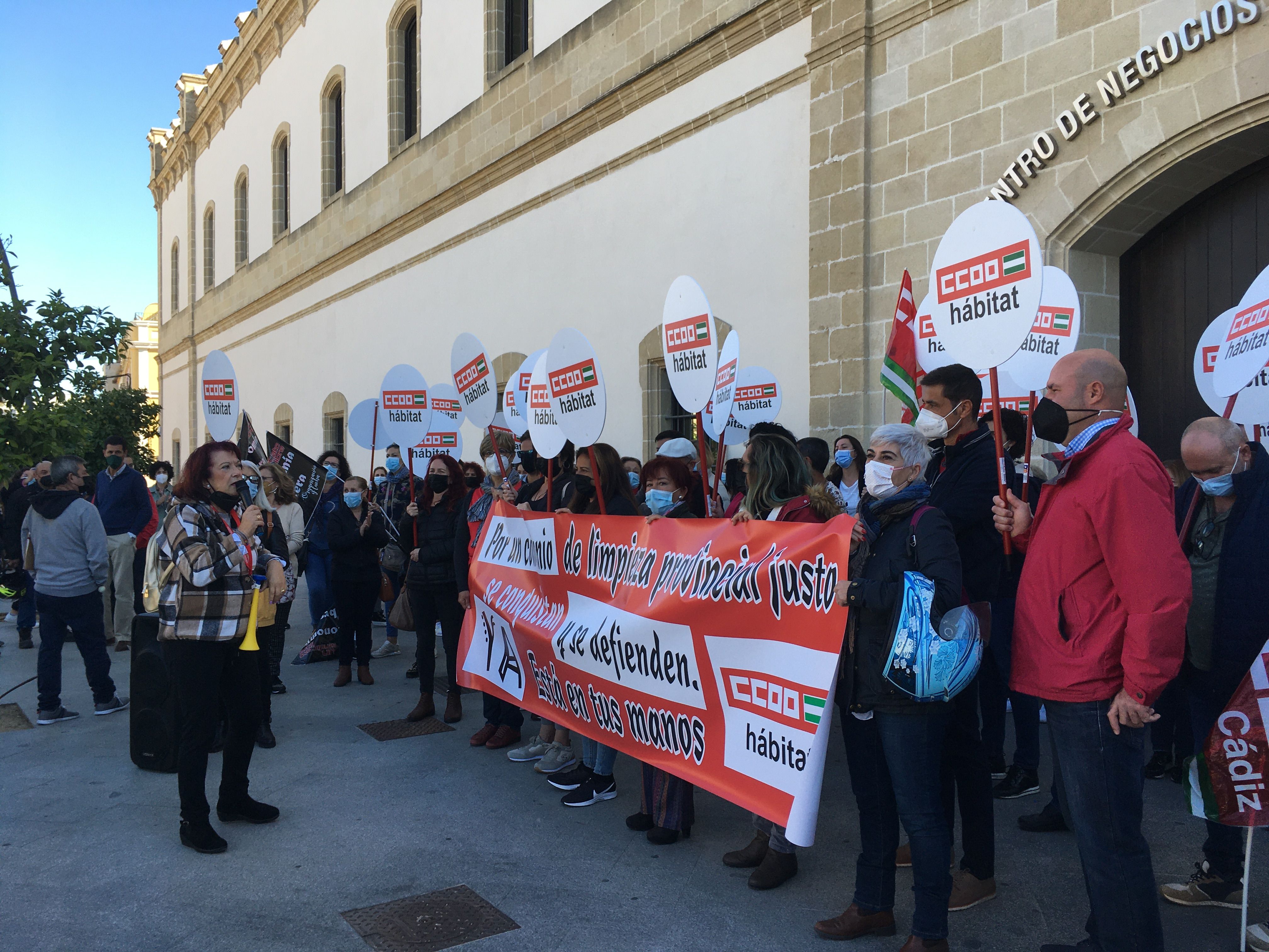 Lola Colorado, micrófono en mano, reivindicando un salario digno para las limpiadoras.