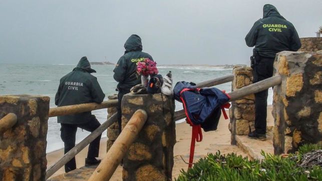 Guardia civiles en Los Caños buscando a los desaparecidos en el naufragio. FOTO: ELDIARIO.ES