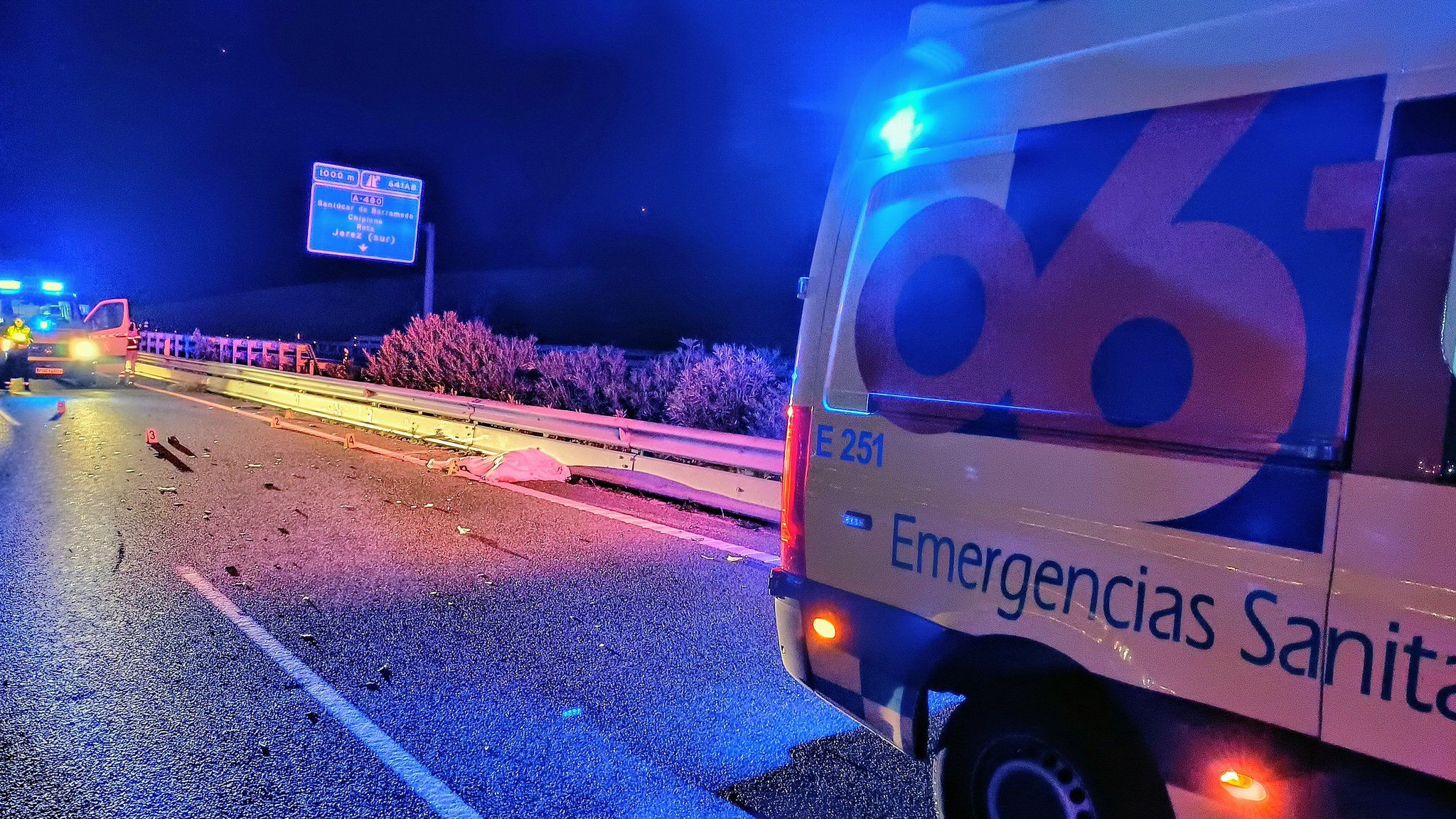 Nueva tragedia en la carretera en Jerez. Los servicios de emergencia, en el lugar del atropello.