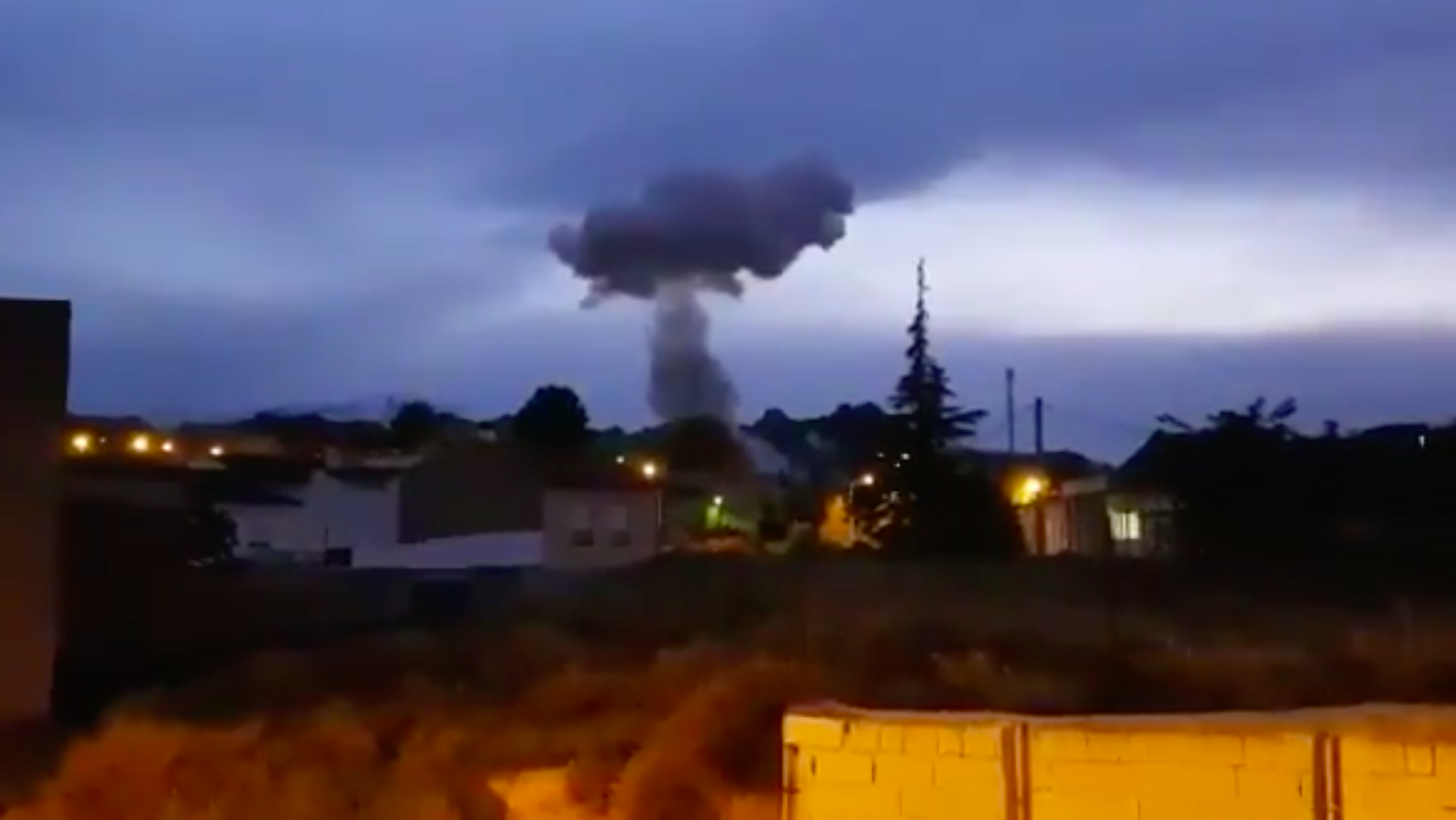 Tubo de humo tras la explosión en la Pirotecnia María Angustias, en Guadix. 