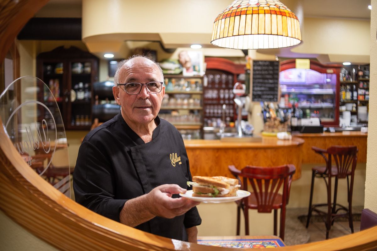 Antonio Rivera, dueño del bar Yellow, con un sándwich de pollo marca de la casa.