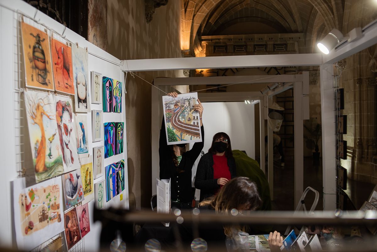 La Asociación Magenta prepara su espacio en la Feria de Economía Social.