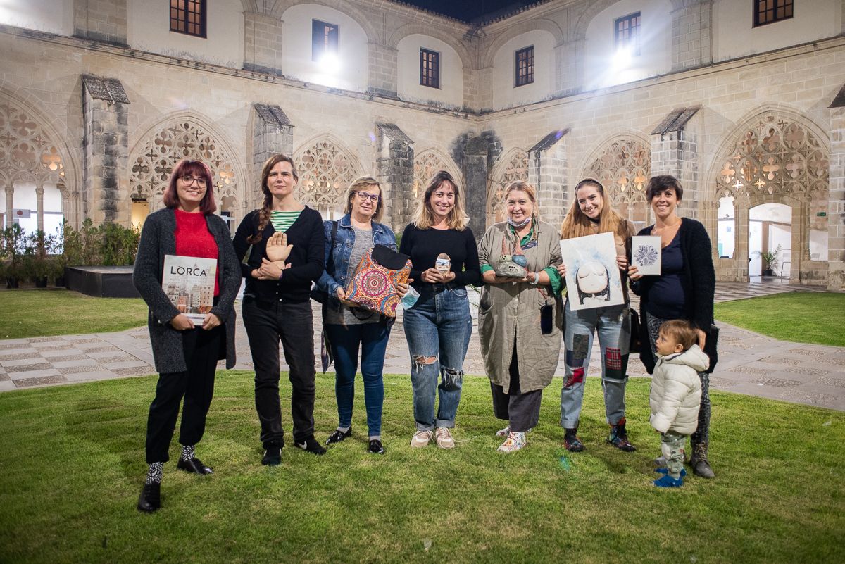 Artistas de la Asociación Magenta con sus creaciones.