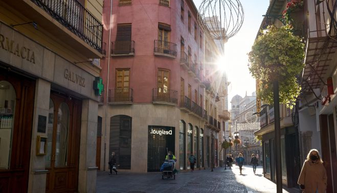 Calle Mesones, 6, Granada, lugar donde nació Agustina, hoy tienda de ropa.