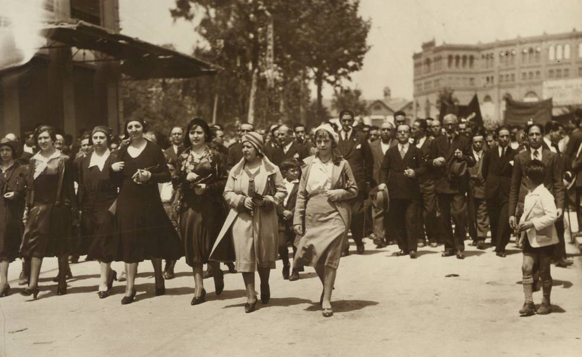 Agustina González, 'la Zapatera' (la cuarta mujer por la izquierda, de negro) en una manifestación, en mayo de 1931 en Granada, en reivindicación de la figura de Mariana Pineda.