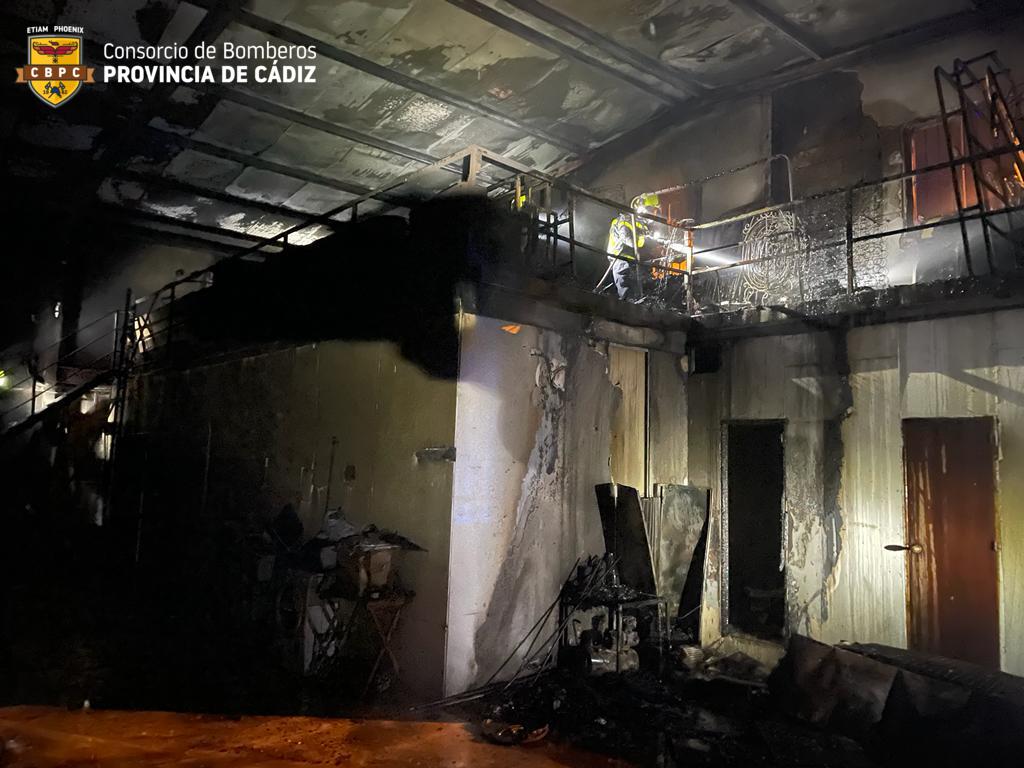 Incendio en una nave industrial de Jerez con un depósito de gasoil de 1000 litros en su interior