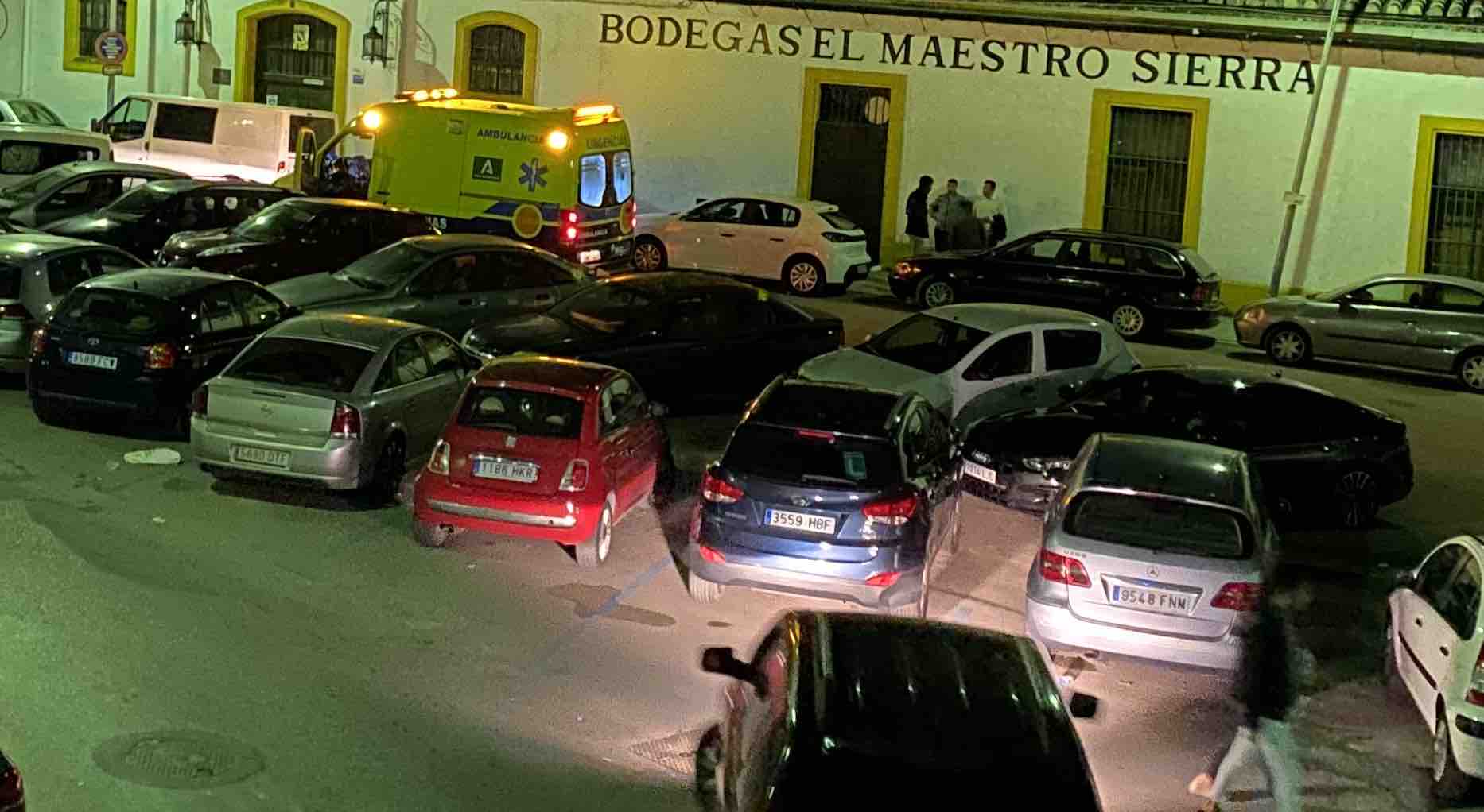 Una ambulancia atiende una emergencia, en la noche de este pasado sábado en la plaza Silos de Jerez, tomada otra vez por el botellón y el descontrol en la vía pública.