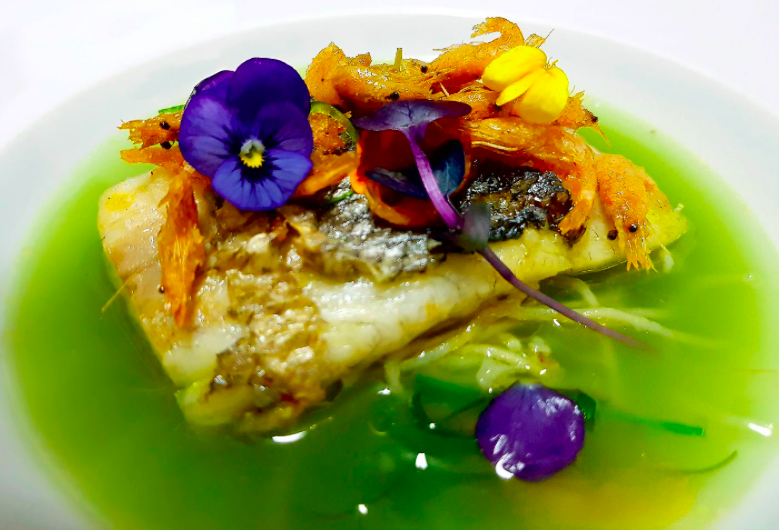 Róbalo de estero a baja temperatura con caldo de algas y crujiente de camarones, de El Fogón del Guanche. FOTO: EL FOGÓN DEL GUANCHE. 