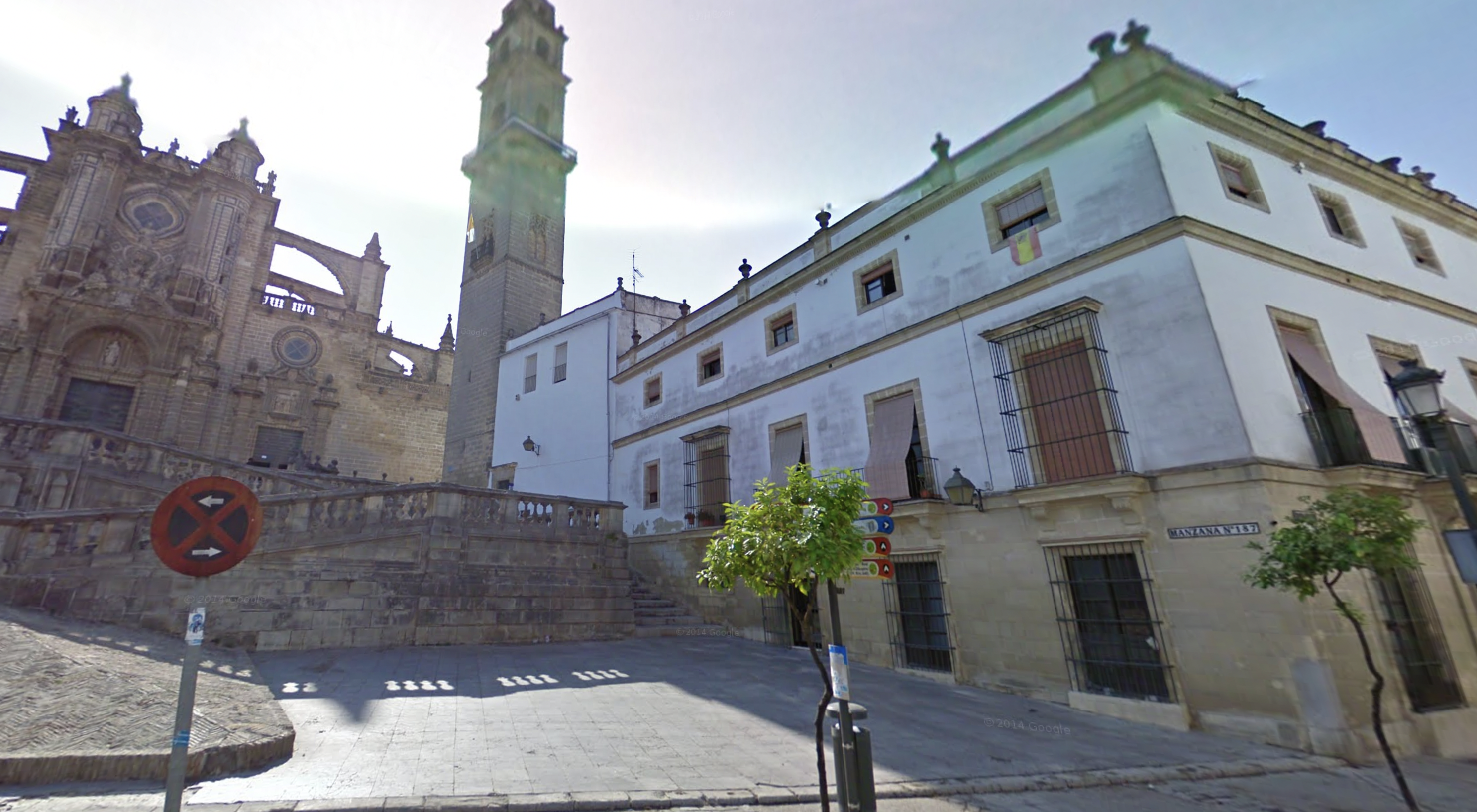 Edificio junto a la Catedral que se convertirá en un hotel de cinco estrellas en el centro de Jerez.