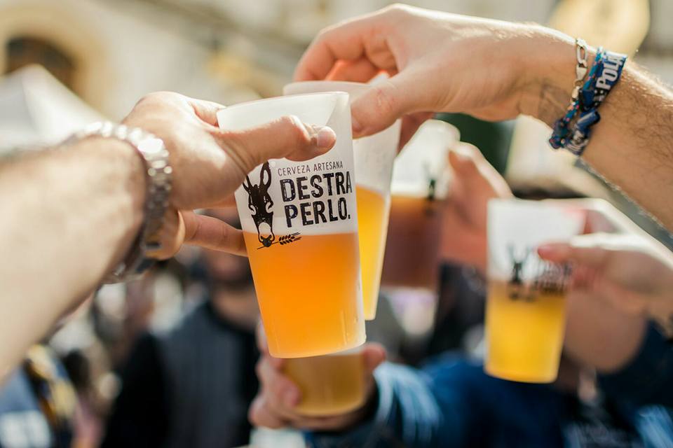Amigos con cerveza Destraperlo. FOTO: CERVEZA ARTESANAL DESTRAPERLO. 