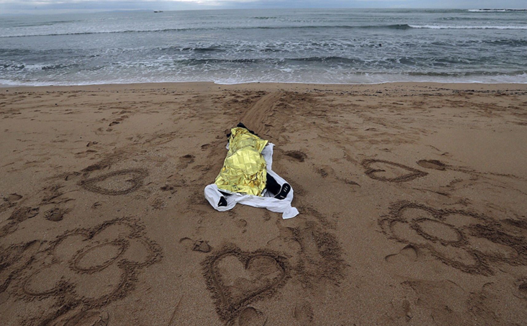 Uno de los cadáveres de los migrantes fallecidos tras zozobrar una patera junto a Caños de Meca, en una imagen de Canal Sur.