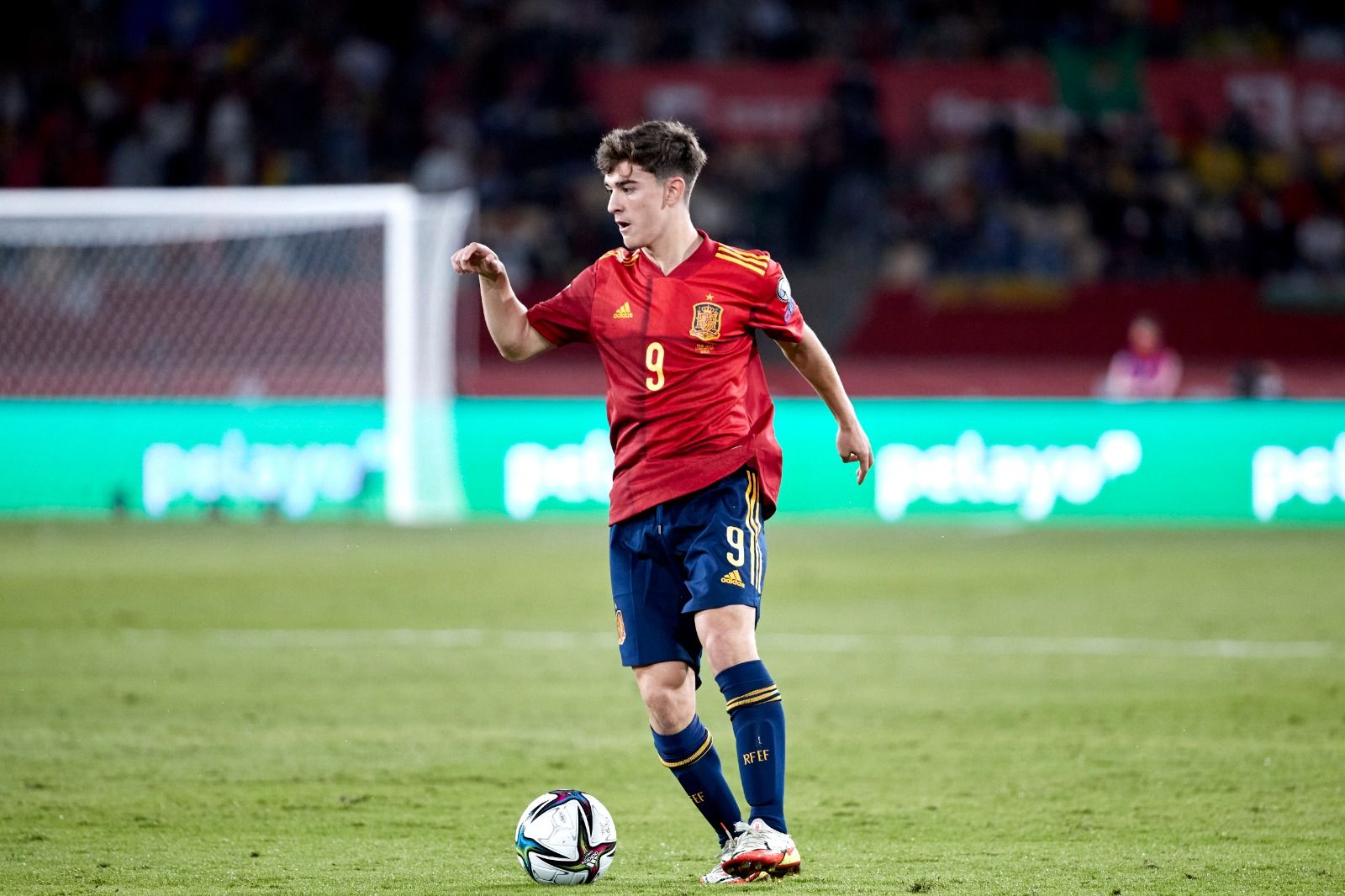 Gavi, natural de Los Palacios, durante su partido frente a Suecia.   @RFEF