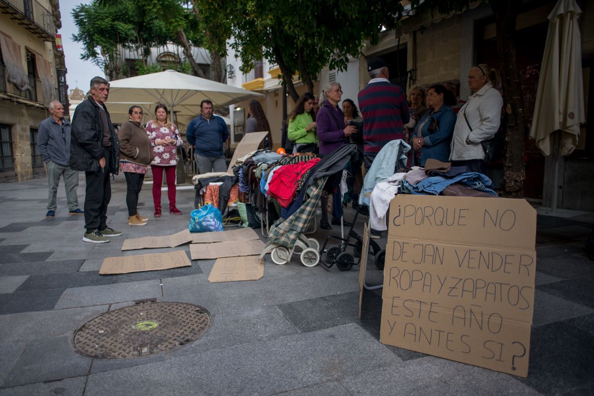 Protesta de los vendedores de ropa usada frente al Ayuntamiento de Jerez. FOTO: MANU GARCÍA.
