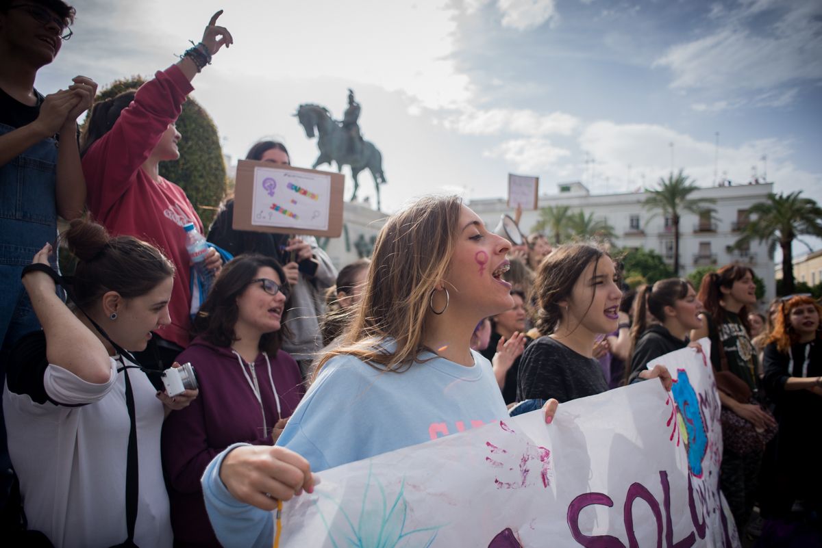 Estudiantes manifestándose en la plaza del Arenal, en Jerez. FOTO: MANU GARCÍA. 