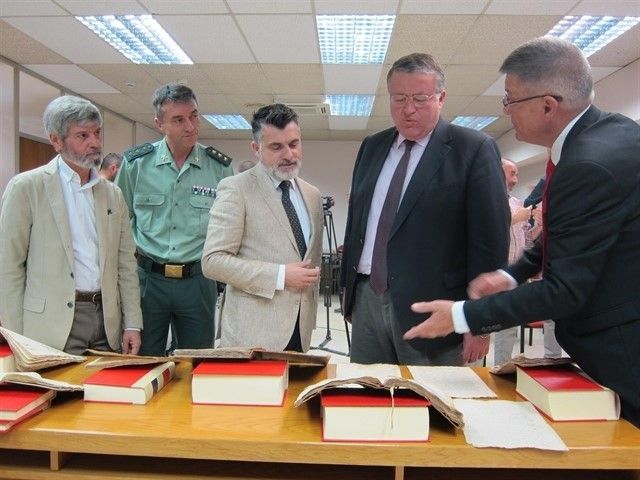 La Guardia Civil entrega este jueves al Archivo Municipal un libro histórico manuscrito recuperado en Madrid.