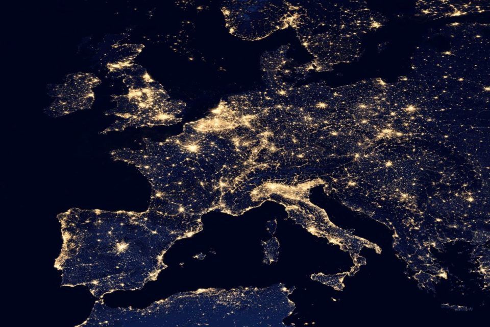 Una imagen de Europa iluminada.  
