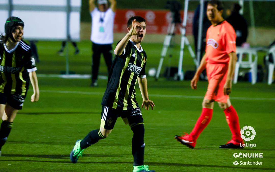 Un jugador del Real Zaragoza celebra un gol en la Liga Genuine.  