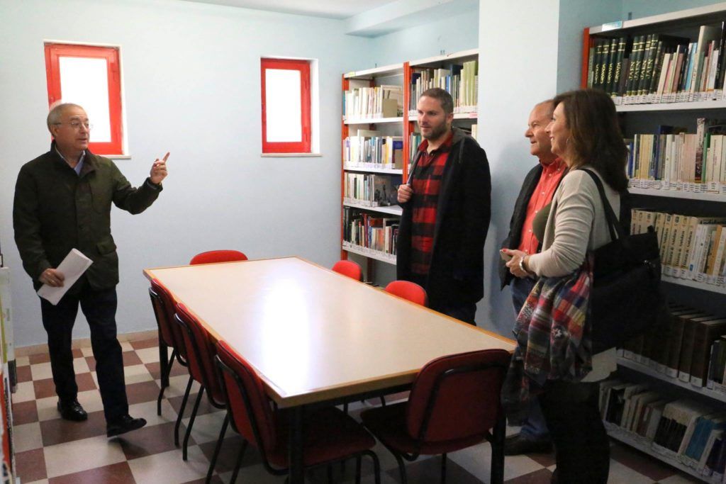Visita de representantes de Ganemos a una biblioteca municipal.