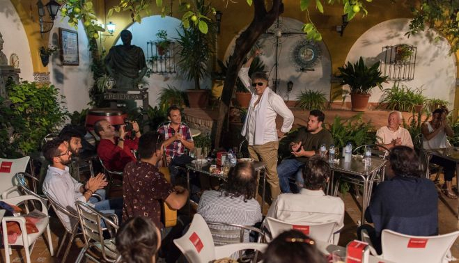 El patio de Torres Macarena, reunión con El Funi, flamenco íntimo.