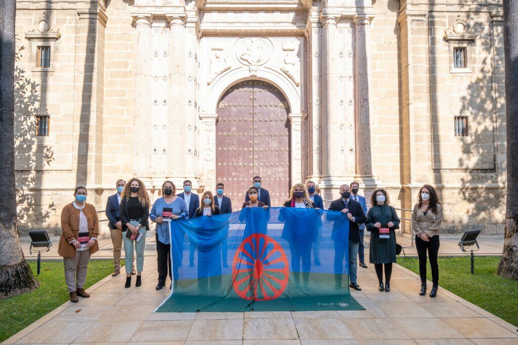 La presidenta del Parlamento de Andalucía, Marta Bosquet, con la bandera del pueblo gitano en una imagen de archivo.
