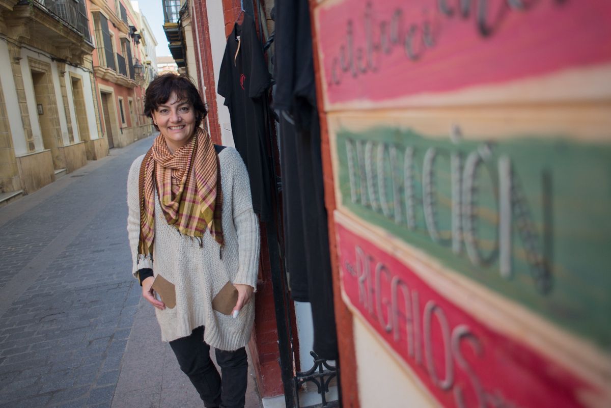 Marien Vázquez junto a la entrada de Ecléctica, su tienda de regalos, en calle Bizcocheros. FOTO: MANU GARCÍA. 