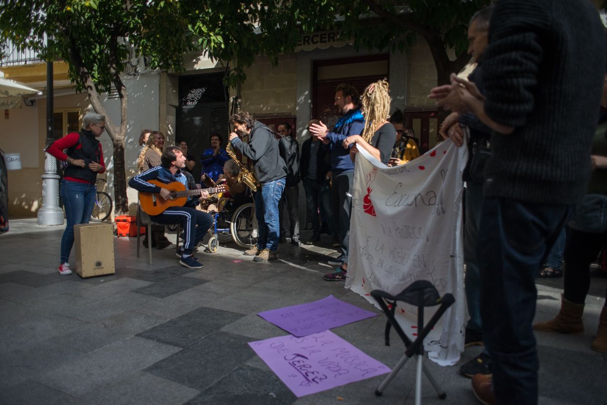 Protesta de 'Escucha!' frente al Ayuntamiento. FOTO: MANU GARCÍA.
