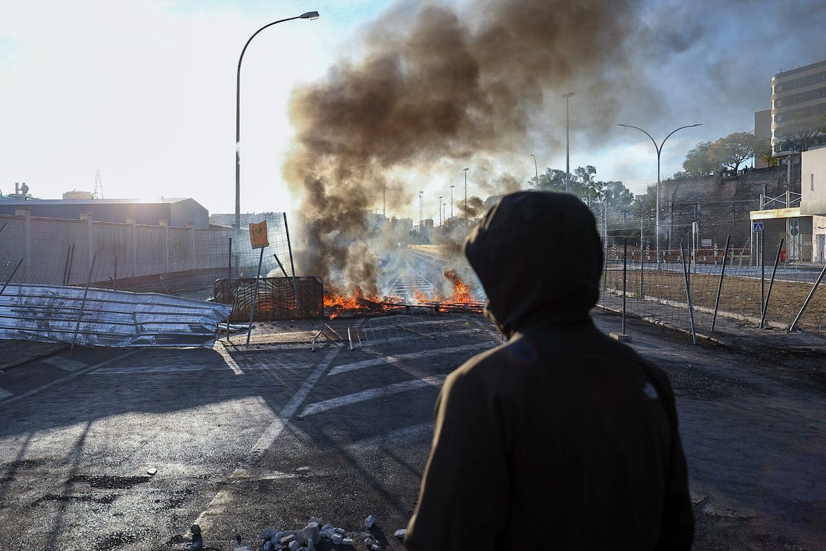 Una barricada ardiendo en la huelga del sector naval en Cádiz, en diciembre de 2021.