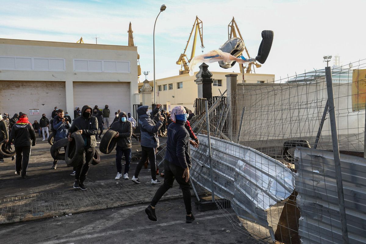 Denuncian ante la Fiscalía la actuación policial durante la huelga del Metal de Cádiz. Una de las imágenes de la huelga del metal en Cádiz.   GERMÁN MESA