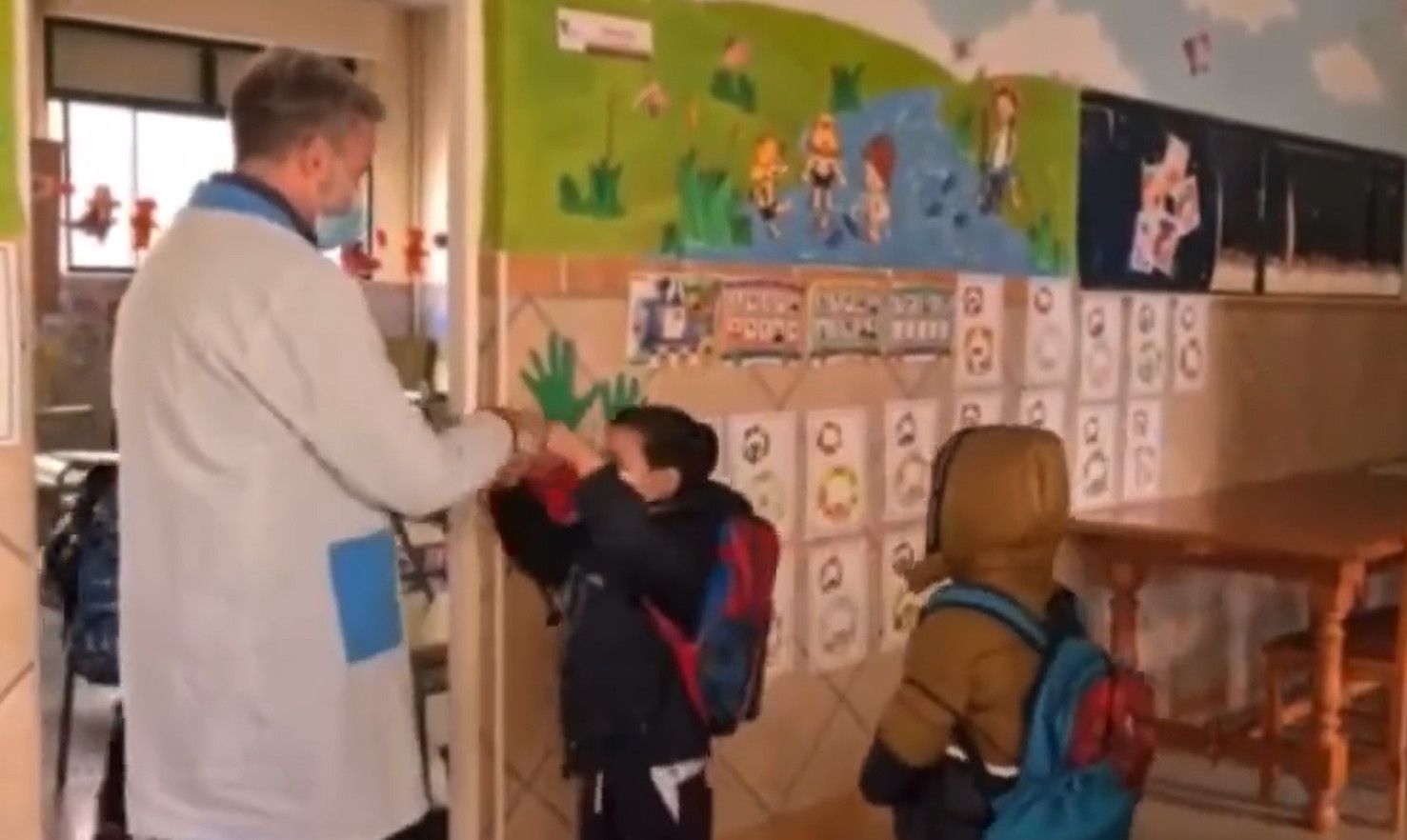 Mantas y guantes en las aulas heladas de un colegio de Córdoba
