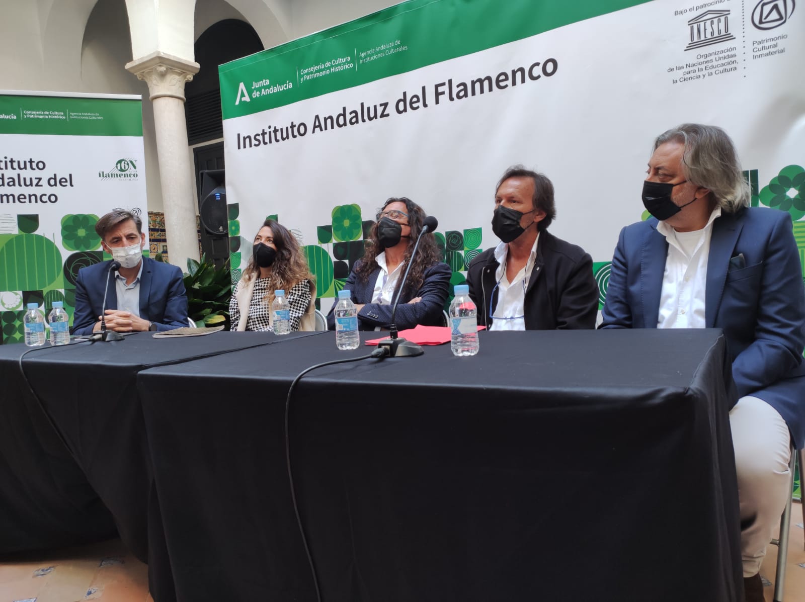 Ortega, a la izquierda de la mesa en la imagen, durante el acto por el Día del Flamenco en Sevilla, con Tomatito en el centro.