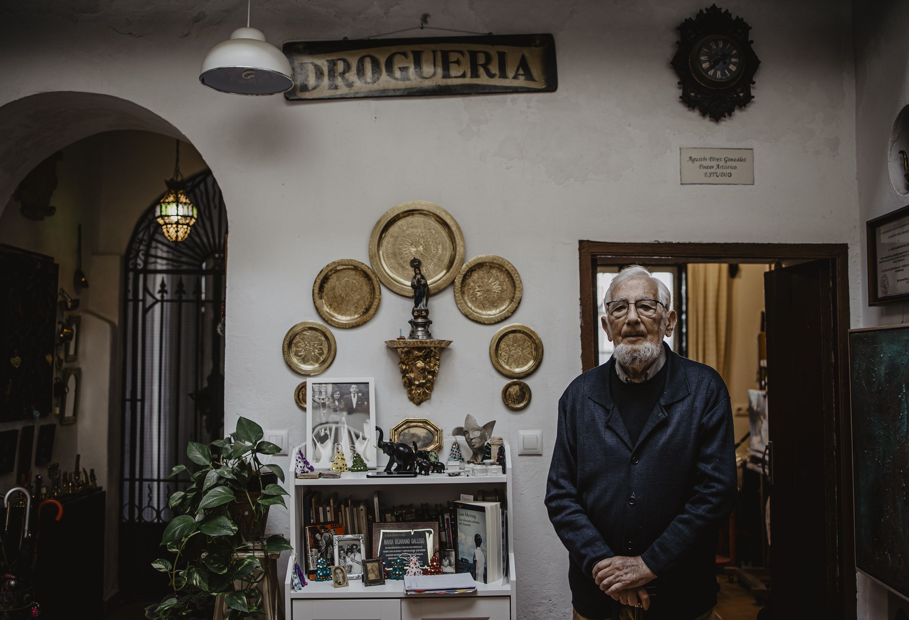 Agustín Pérez en el patio de su casa, en la plaza del Mercado. FOTO: ESTEBAN